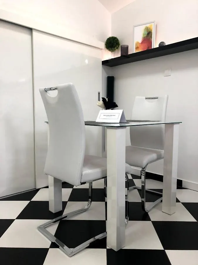 Daire Black And White Studio Ljubljana